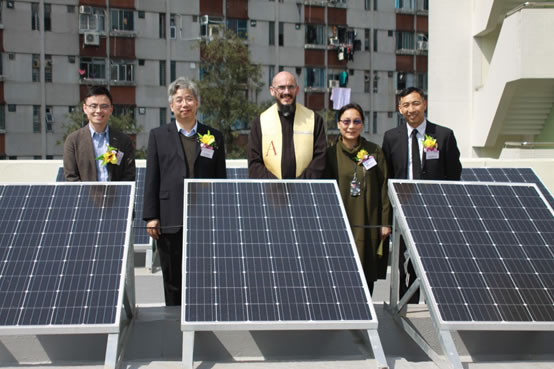 校監、校長與嘉賓與安在五樓天台的太陽能板合照